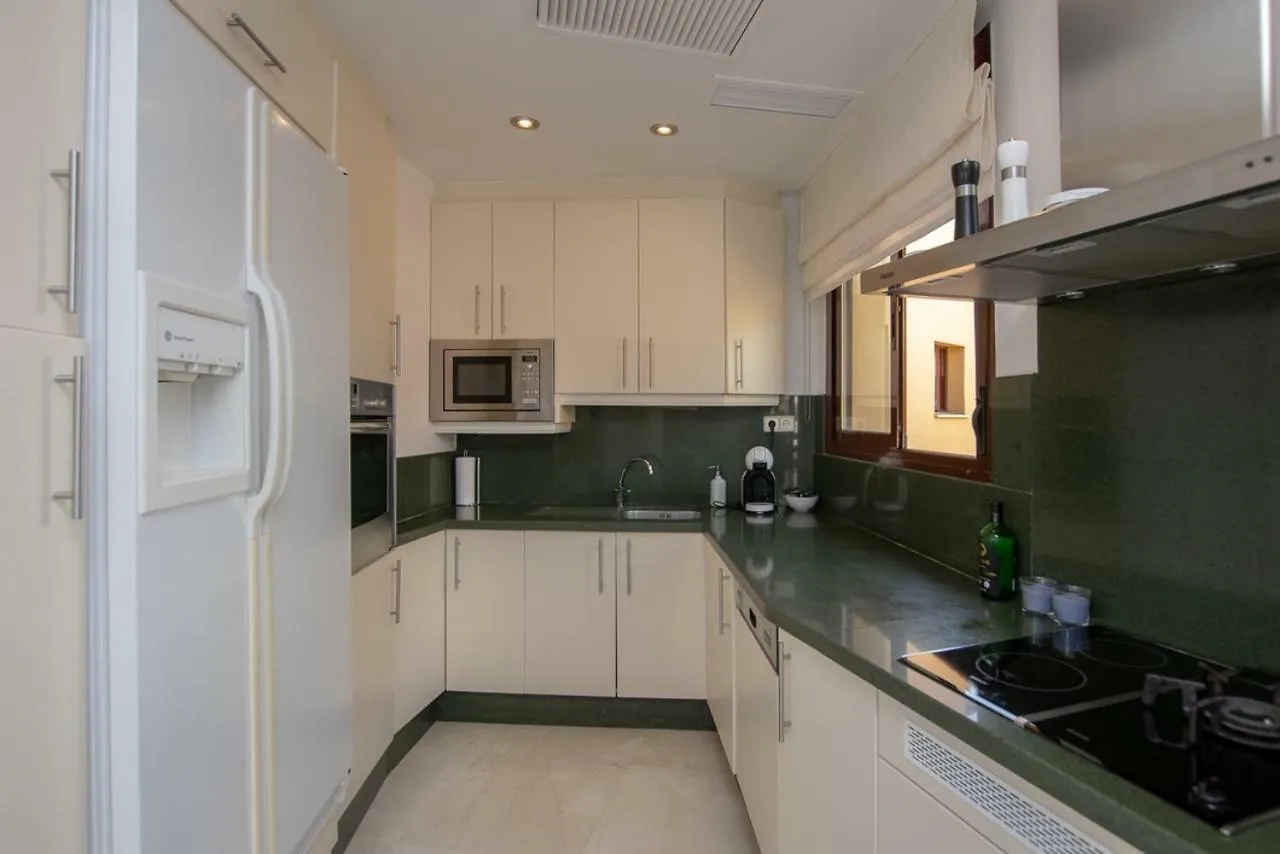 Bellavista Marbella - Stunning Beachside Luxury Penthouse Apartment Estepona 0*,  Španělsko